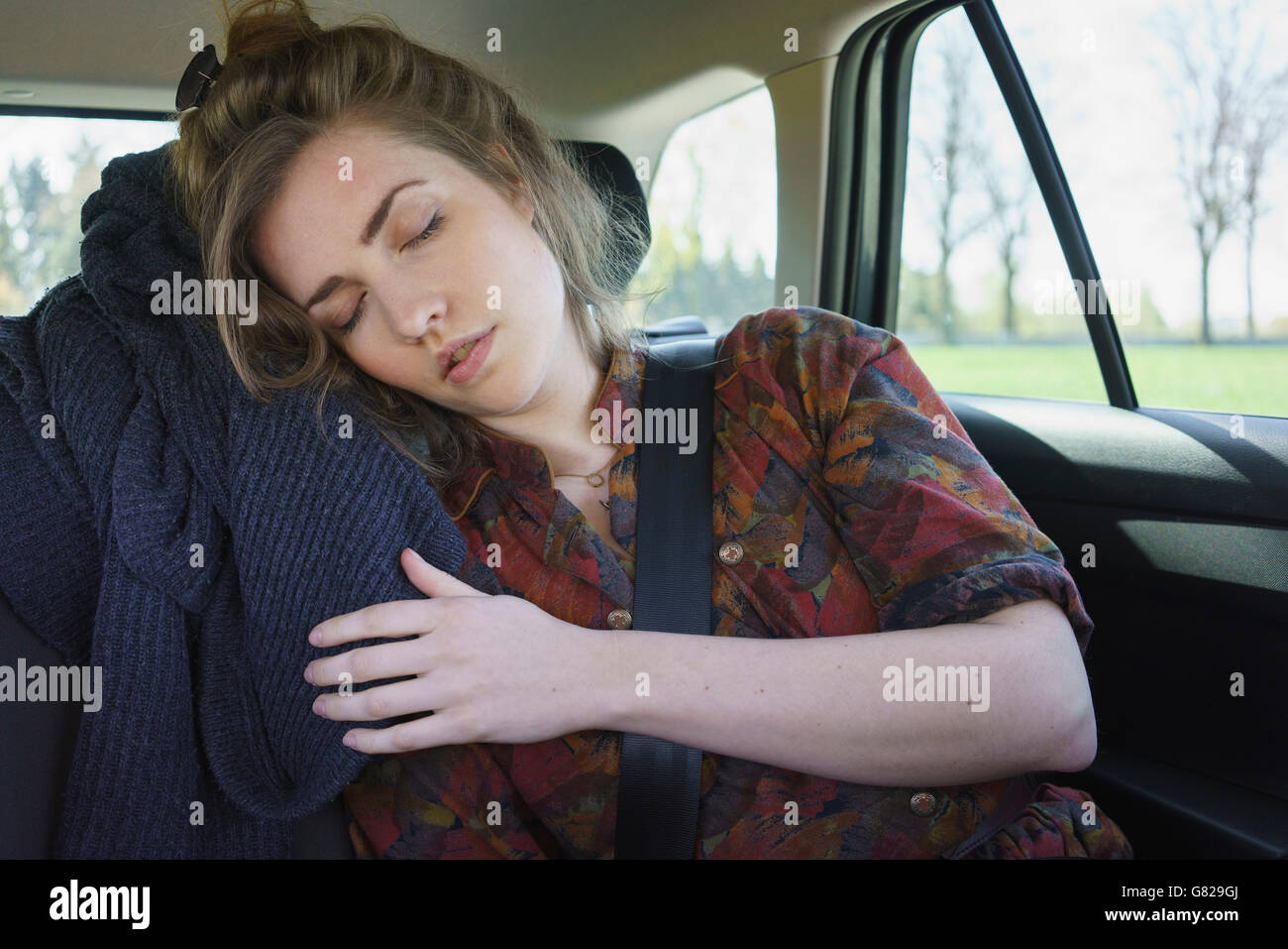 Frauen schlafen im auto
