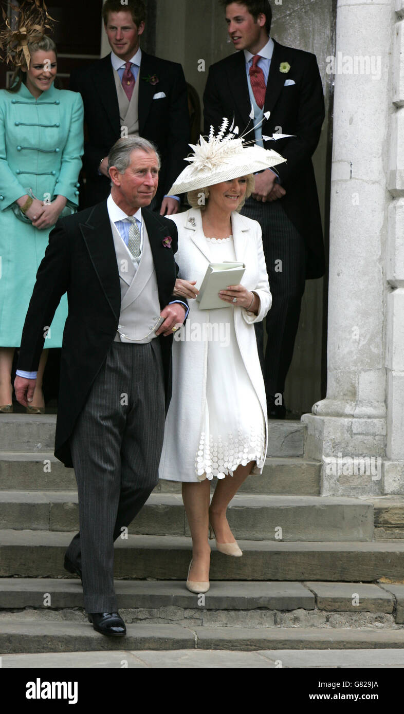 Laura Parker-Bowles (hinten links), der britische Prinz Harry (hinten, Mitte) und Prinz William sehen zu, wie Prinz Charles und die Herzogin von Cornwall gehen. Stockfoto