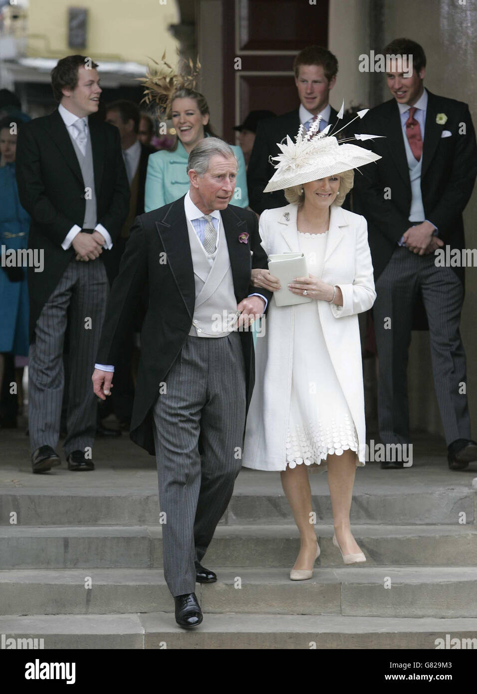 Der Prinz von Wales und die Herzogin von Cornwall verlassen die Guildhall, Windsor, nach ihrer Hochzeitszeremonie, die von ihren Kindern (L-R) Tom Parker Bowles, Laura Parker Bowles, Prinz Harry und Prinz William beobachtet wird. Stockfoto