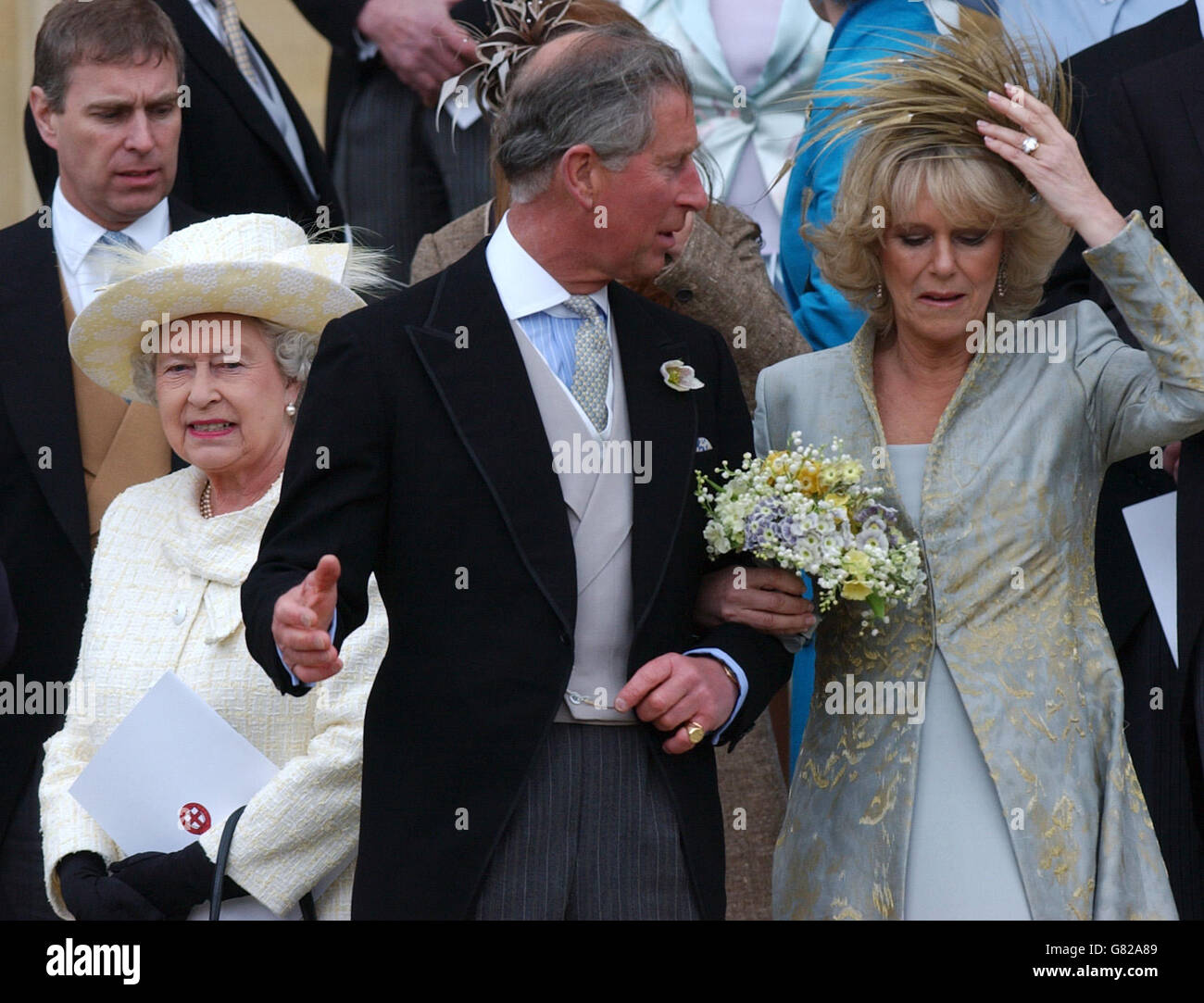Der Prinz von Wales und die Herzogin von Cornwall vor St. George's Chapel, Windsor nach dem Segen ihrer standesamtlichen Hochzeit. Die britische Königin Elizabeth II. Steht direkt dahinter. Stockfoto