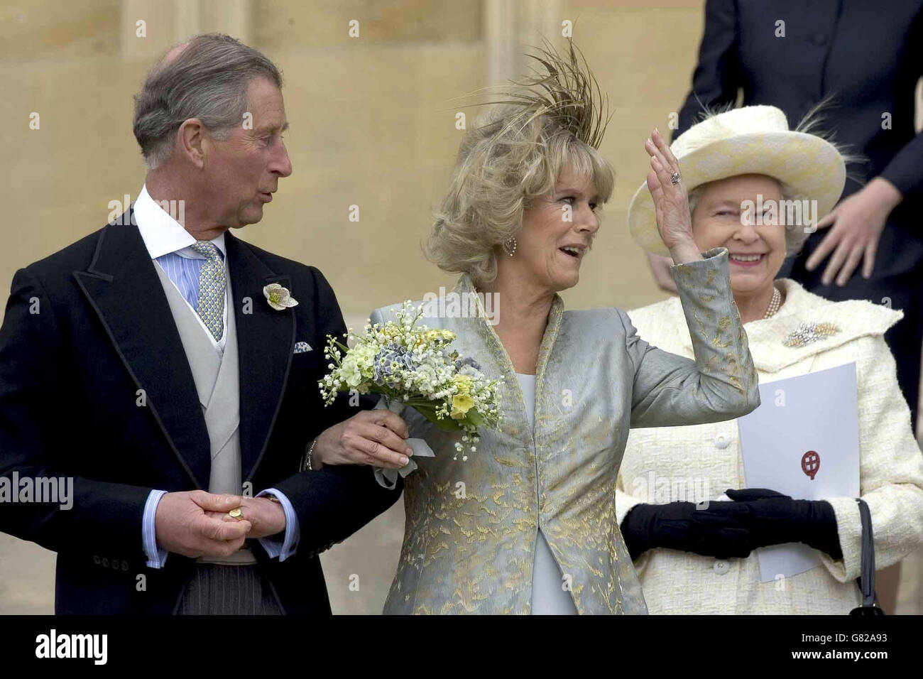 Der britische Prinz Charles, der Prinz von Wales, und Camilla, die Herzogin von Cornwall, verlassen die St. George's Chapel, Windsor, während Königin Elizabeth II. Nach dem Segen ihrer Hochzeit auf sie blickt. Stockfoto