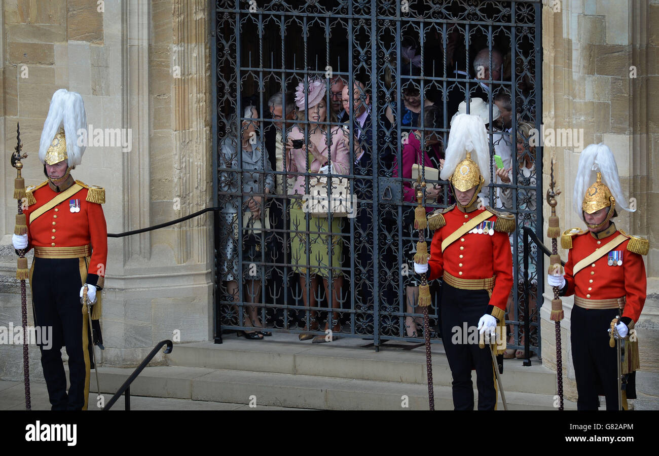 Gäste beobachten, wie die königliche Familie nach dem jährlichen Garter-Gottesdienst in der St. George's Chapel, Windsor Castle, abgeht. Stockfoto