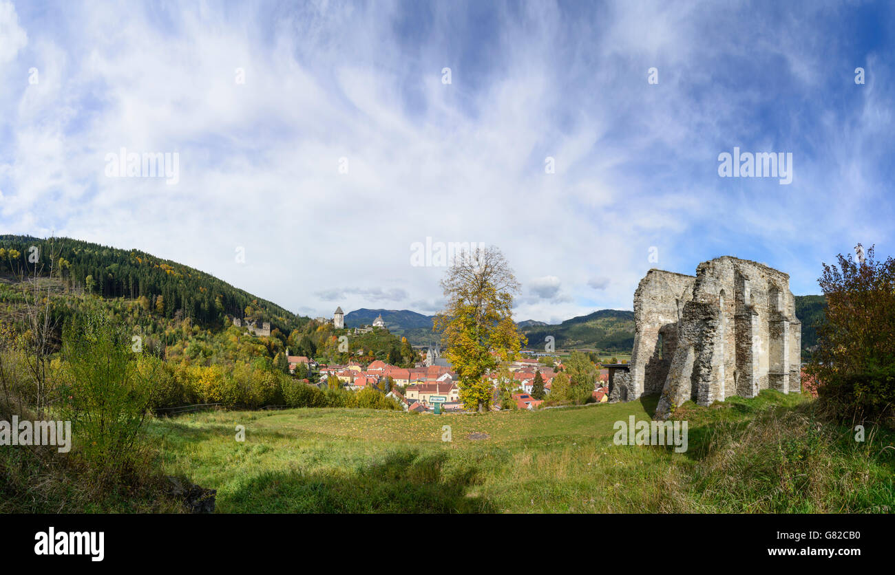 Kirche zu ruinieren Virgilienberg vorne, mit Blick auf die Ruinen Rotturm, Burgruine Petersberg und die Altstadt mit der Kirche St. B Stockfoto