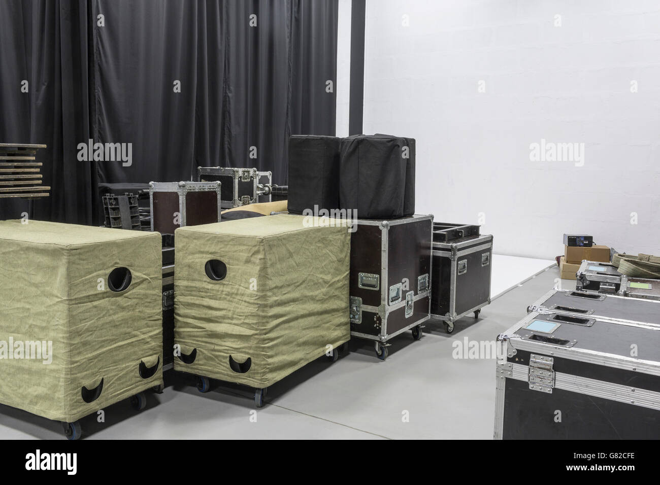 Audio-Equipment-Boxen durch Vorhänge im studio Stockfoto