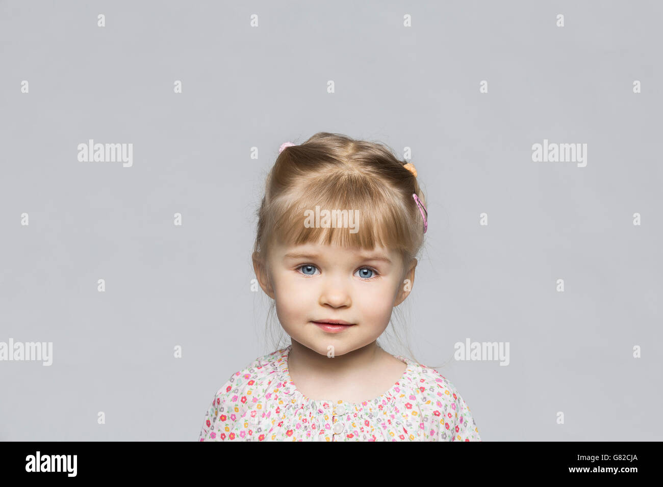 Porträt von netten Mädchen vor grauem Hintergrund Stockfoto