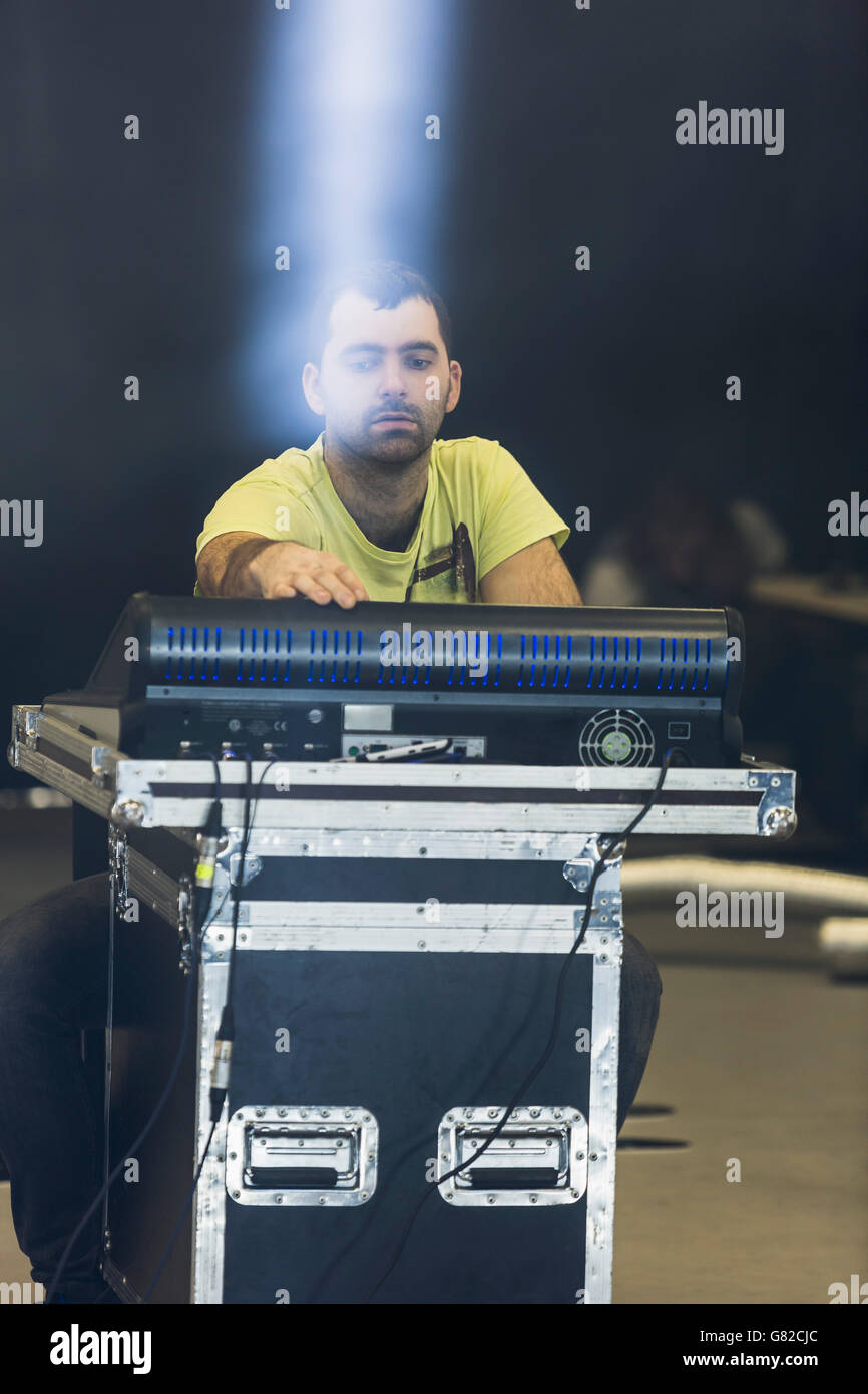 Der Mann konzentriert mit sound-Mixer im Studio sitzen Stockfoto