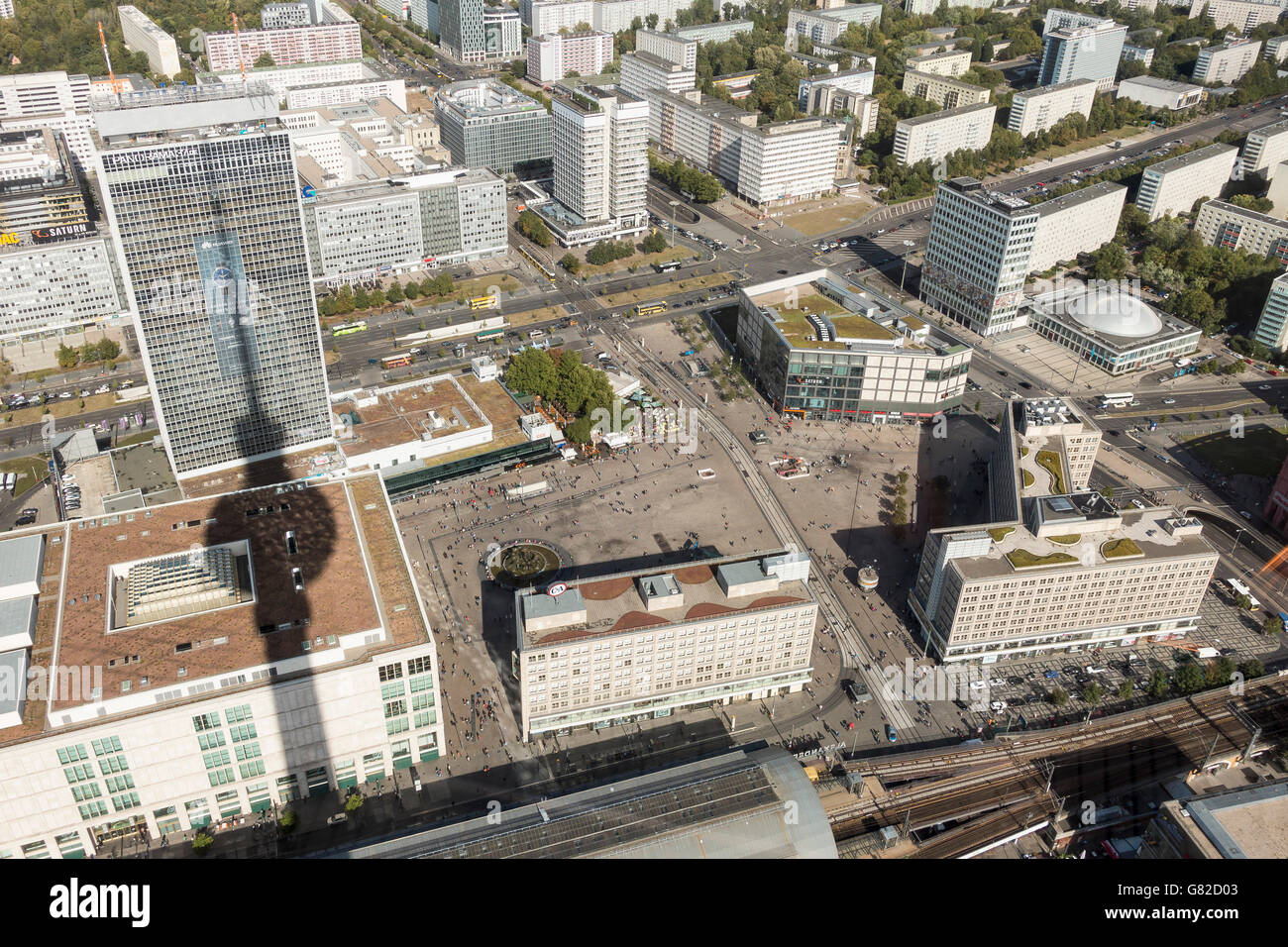 Schatten des Fernsehturms an Gebäuden in der Stadt Stockfoto