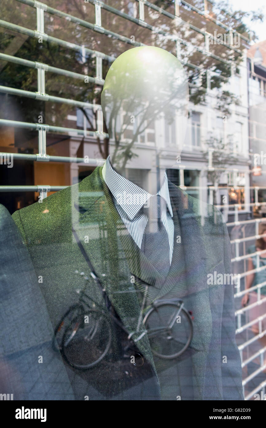 Schaufensterpuppe in festlich gekleidet im Store gesehen durch Glas mit Reflexion Stockfoto
