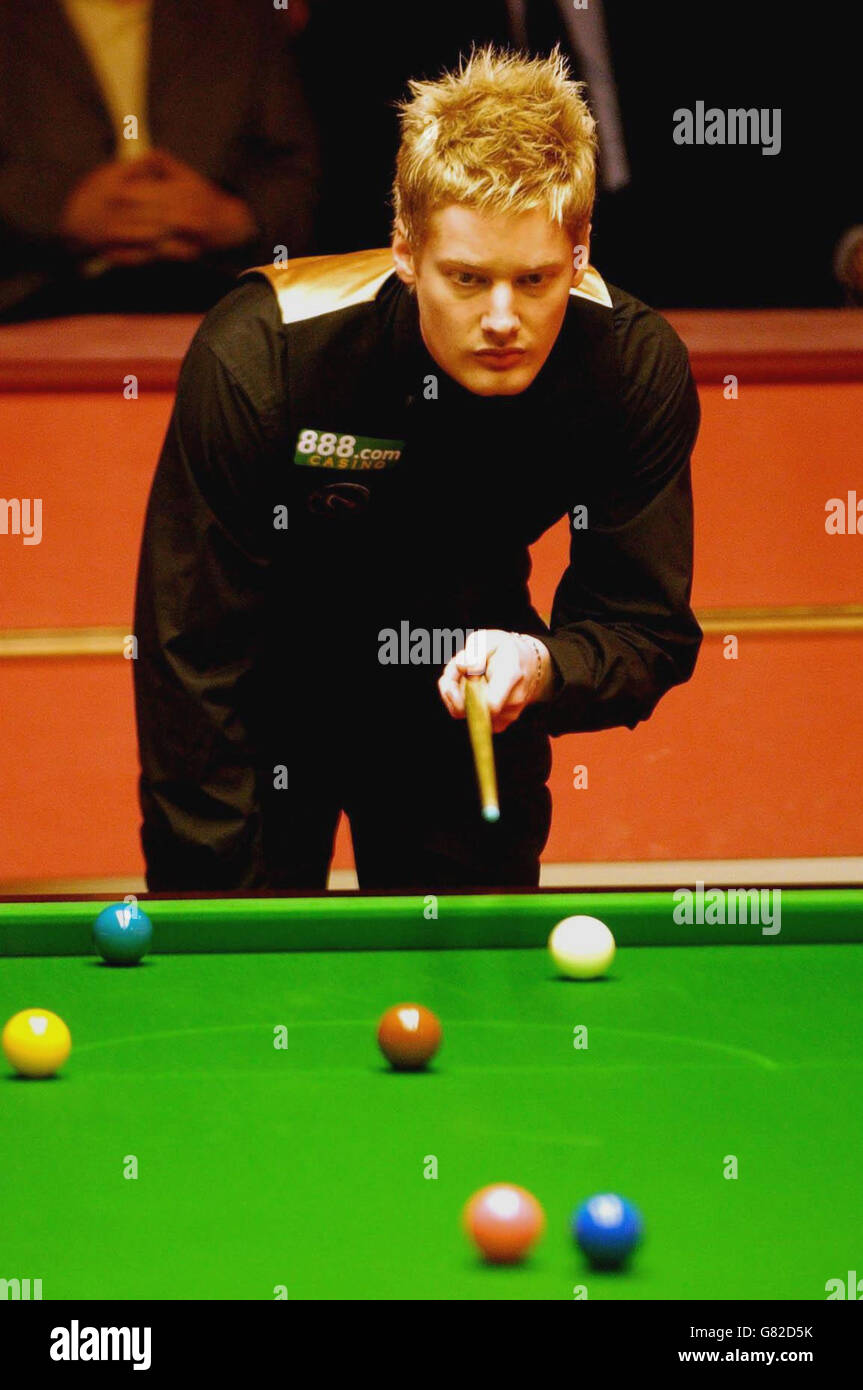 Snooker - Embassy World Championship 2005 - erste Runde - Stephen Hendry / Neil Robertson - The Crucible. Der australische Neil Robertson im Kampf gegen den schottischen Stephen Hendry. Stockfoto