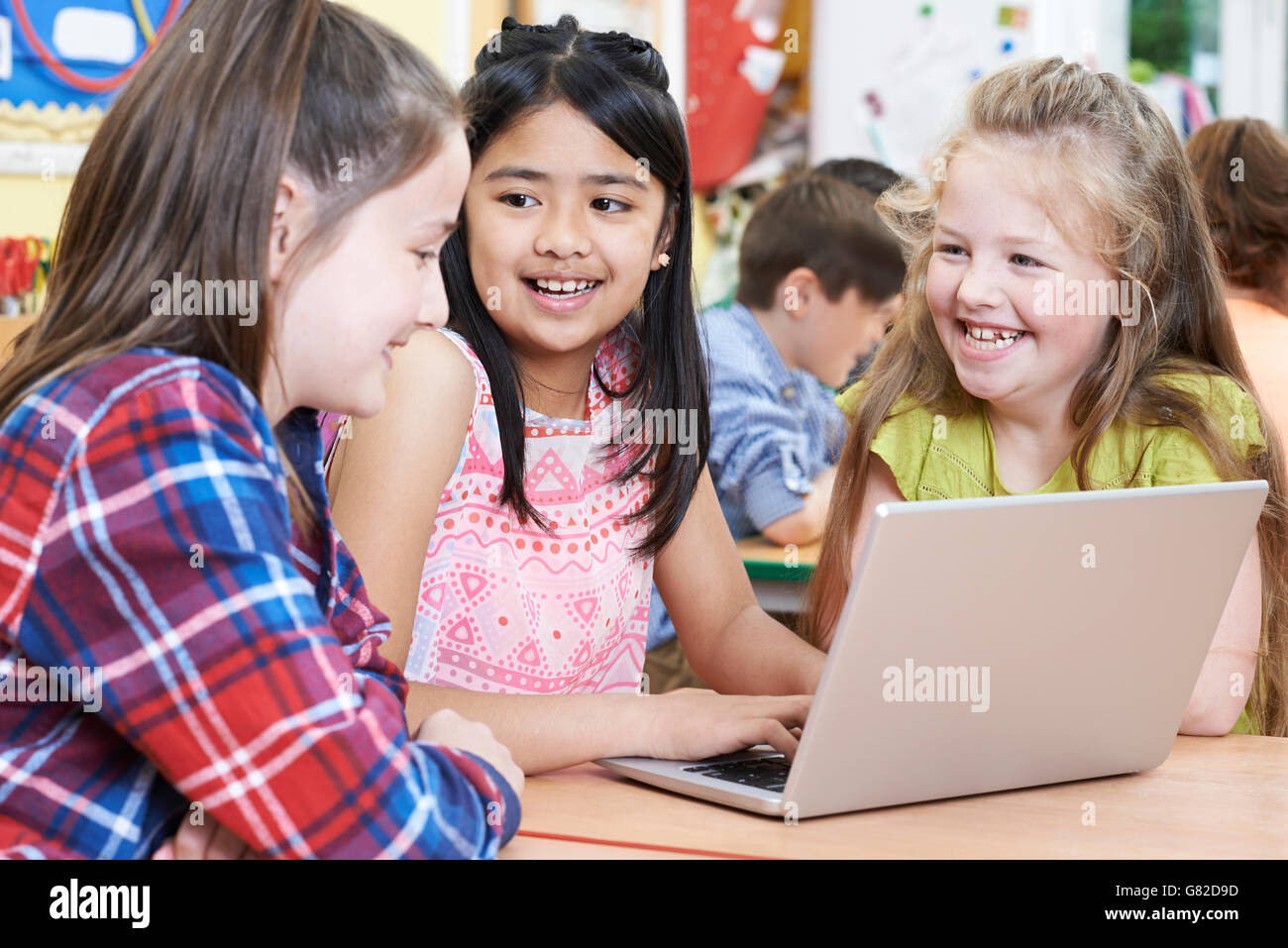 Gruppe von Grundschülern gemeinsam In Computer-Klasse Stockfoto