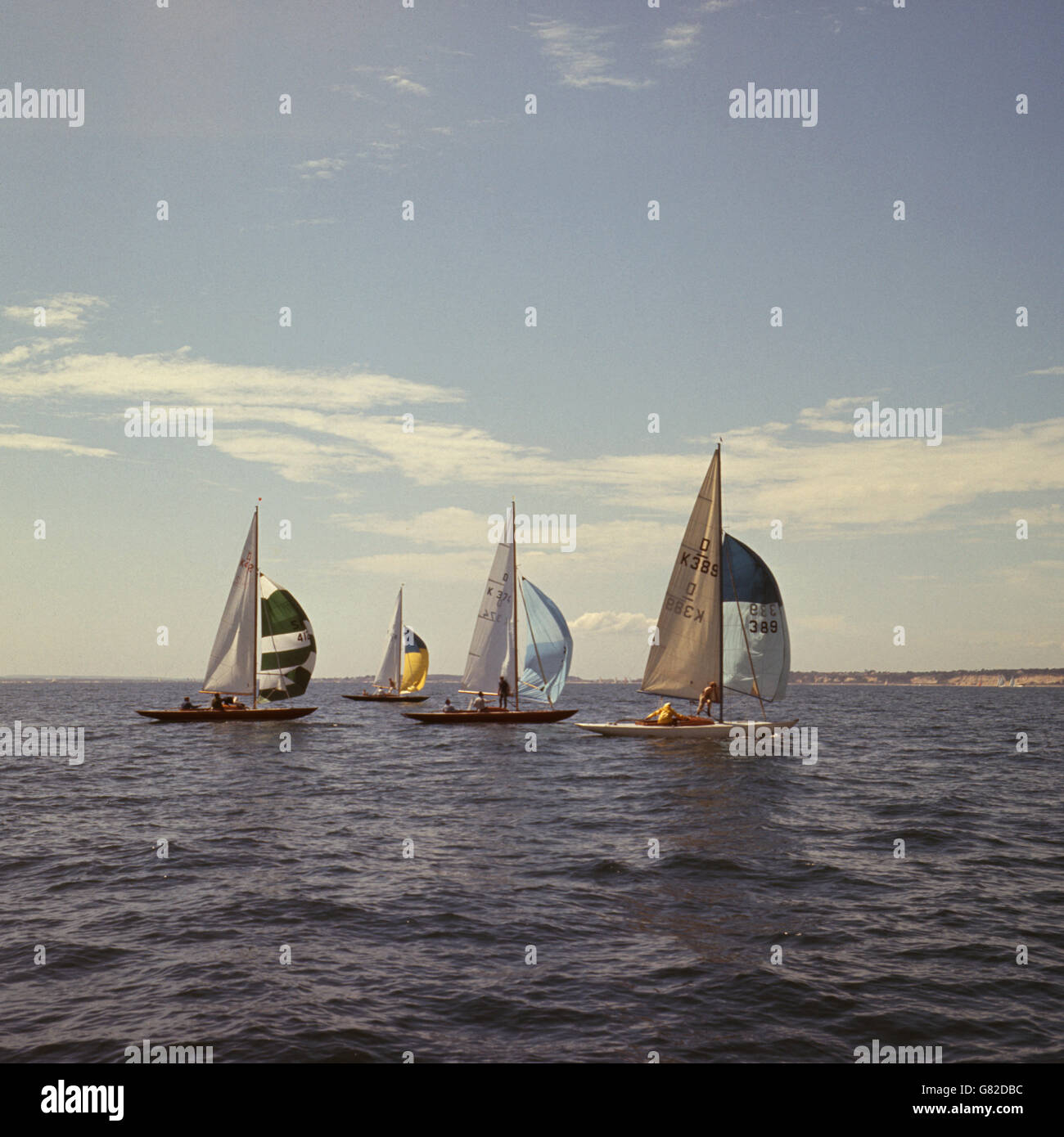 Segeln - Dragon Class Yachts - Poole Bay. Start einer Veranstaltung für Yachten der Dragon-Klasse mit Spinnern bei der Olympic Training Regatta in Poole Bay. Stockfoto