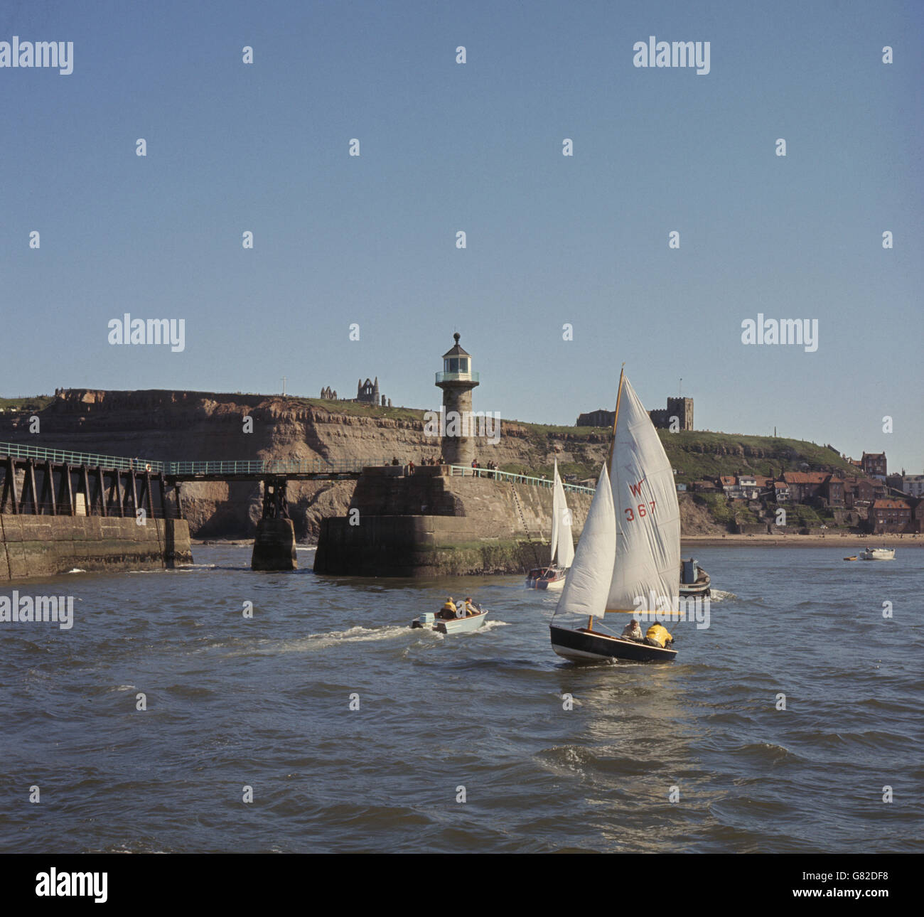 Yachting in Whitby. Blauer Himmel und Sonnenschein für Segler in Whitby, Yorkshire, wo die Boote in einem vom Whitby Yacht Club organisierten Rennen gesehen werden. Stockfoto