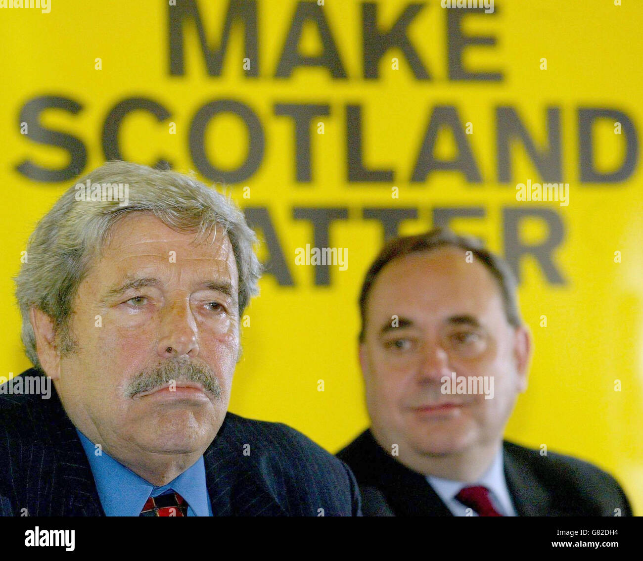 Jimmy Reid (Leiter des berühmten Upper Clyde Shipbuilders Work-in im Jahr 1971) und ein angesehener Gewerkschafter, kündigte an, dass er sich der Scottish National Party während einer Pressekonferenz mit SNP-Chef Alex Salmond angeschlossen habe. Stockfoto