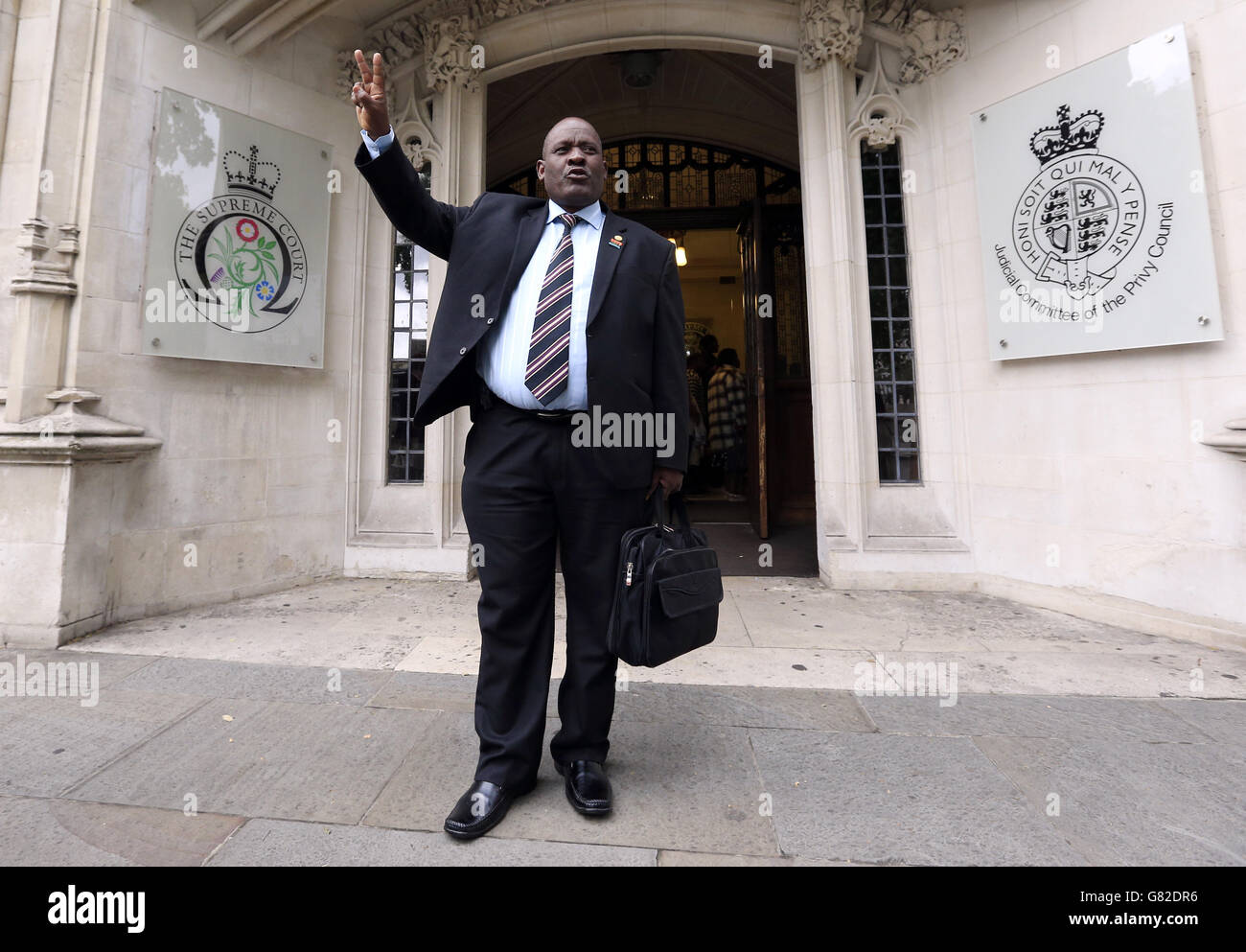 Louis Olivier Bancoult, Leiter der Chagos-Flüchtlingsgruppe, trifft am Obersten Gerichtshof in London ein, Da ehemalige Bewohner der Chagos-Inseln eine Entscheidung des House of Lords vor sechs Jahren in Frage stellen, die ihre Hoffnungen auf eine Rückkehr zu ihren Heimatinseln im Indischen Ozean zunichte gemacht hat. Stockfoto