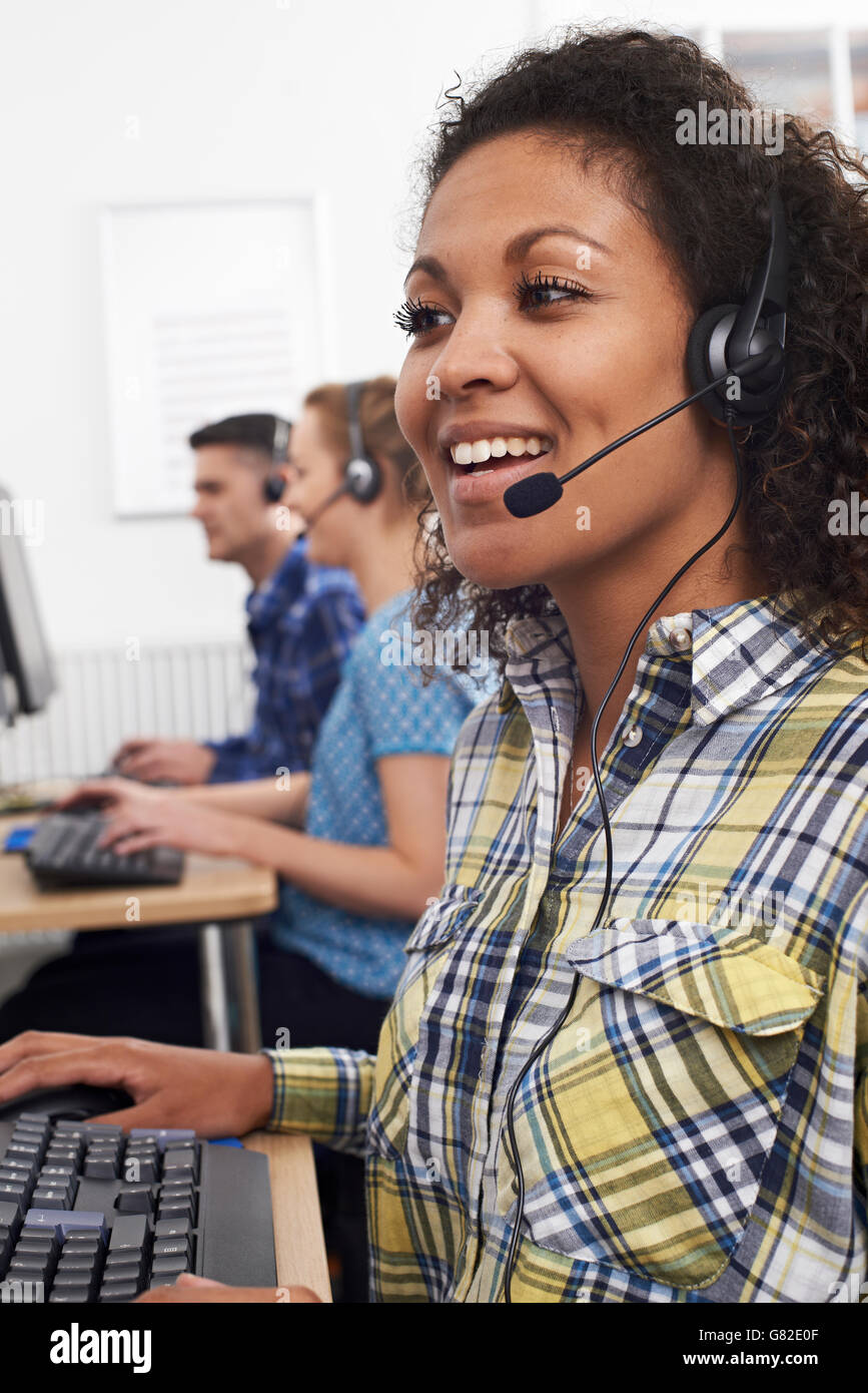 Weibliche Kunden Service Agent im Call-Center Stockfoto