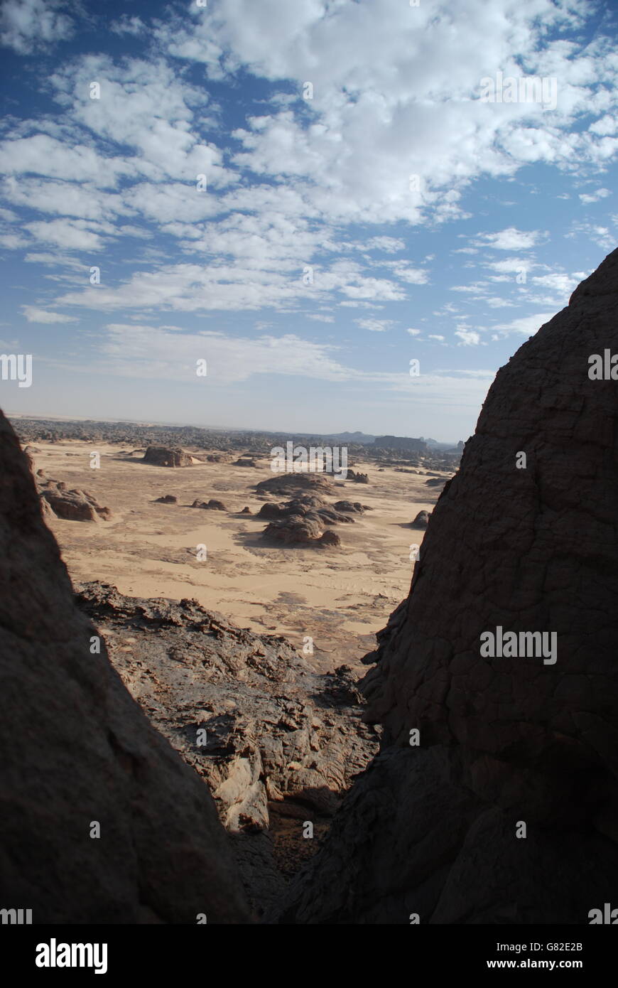 Wüste, Algerien, bewölkter Himmel, Sand, Felsen, Berge, Schatten, Textfreiraum Stockfoto