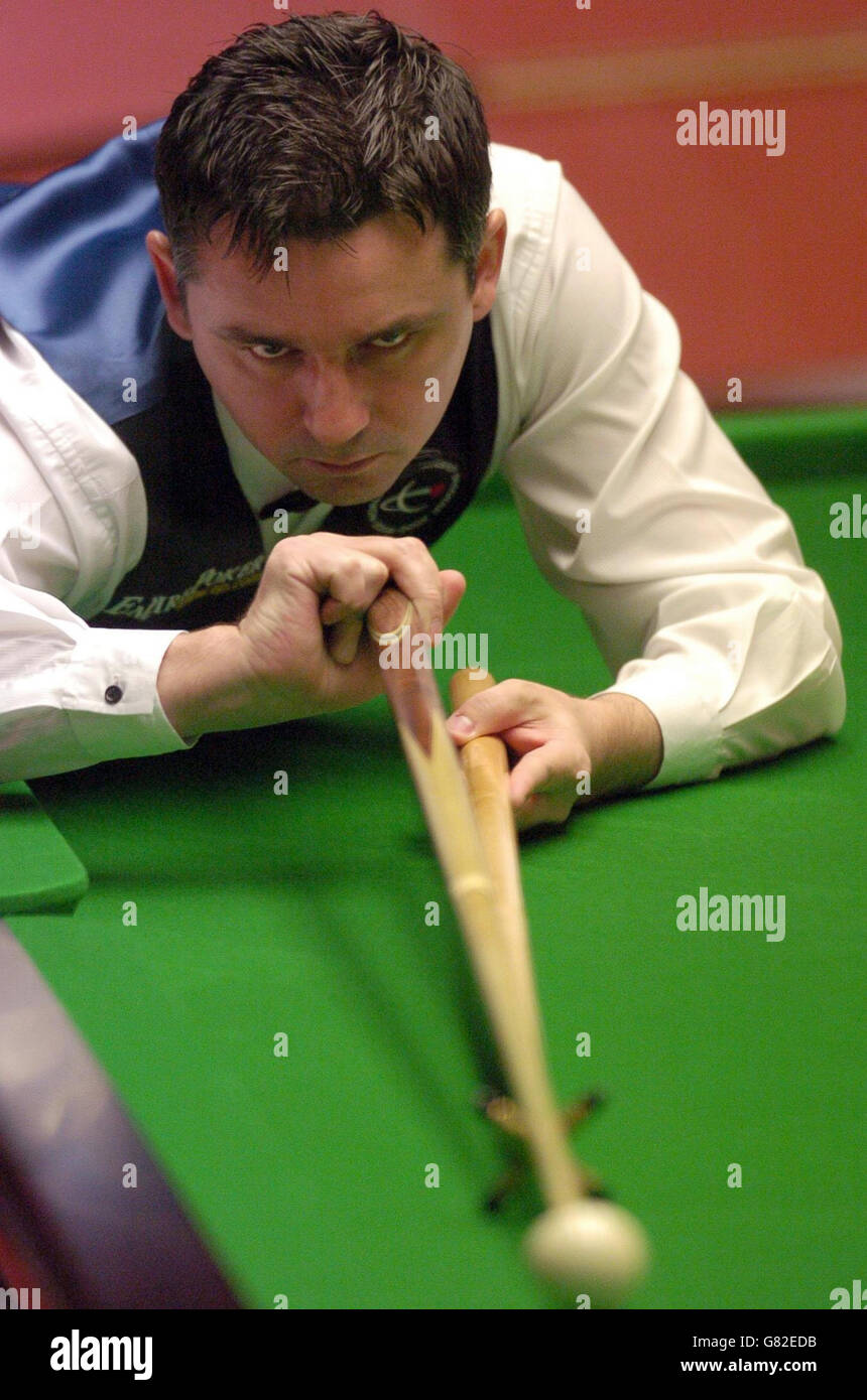 Snooker - Embassy World Championship 2005 - zweite Runde - Ken Doherty / Alan McManus - The Crucible. Alan McManus spielt eine Aufnahme. Stockfoto