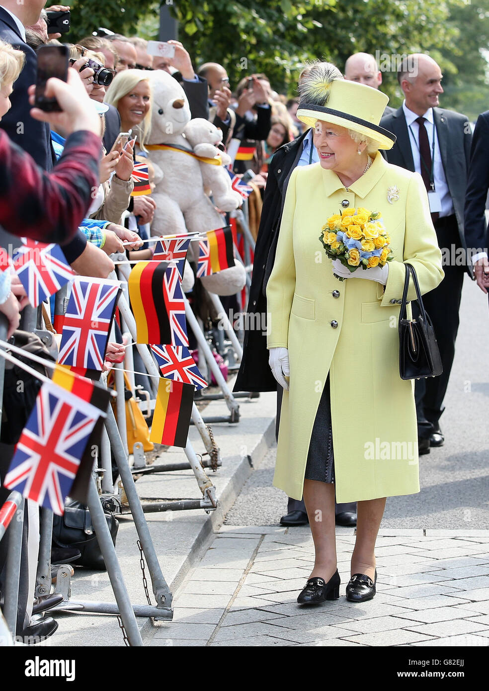 Königin Elisabeth II. Verlässt das Adlon Hotel in Berlin am letzten Tag eines Staatsbesuches in Deutschland. Stockfoto