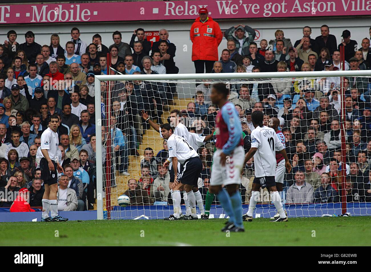 Die Spieler von Bolton Wanderers stehen nach dem Eröffnungstreffer für niedergeschlagen Aston Villa (ein eigenes Tor von Fernando Hierro erzielt (c)) Stockfoto