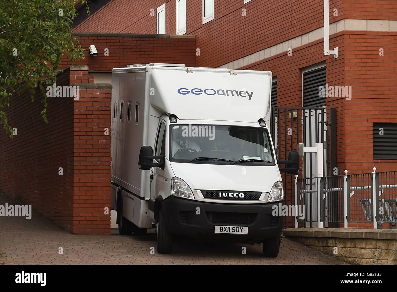 Ein Sorgerecht-Van, von dem angenommen wird, dass er Peter Eyre, 43, Anthony Eyre, 21 und Simon Eyre, 24, trägt, verlässt das North East Derbyshire & Dales Magistrates Court in Chesterfield. Die drei Mitglieder derselben Familie, die wegen Mordes an zwei Teenagern und einem Baby in einem Hausbrand angeklagt sind, wurden in Gewahrsam genommen. Stockfoto