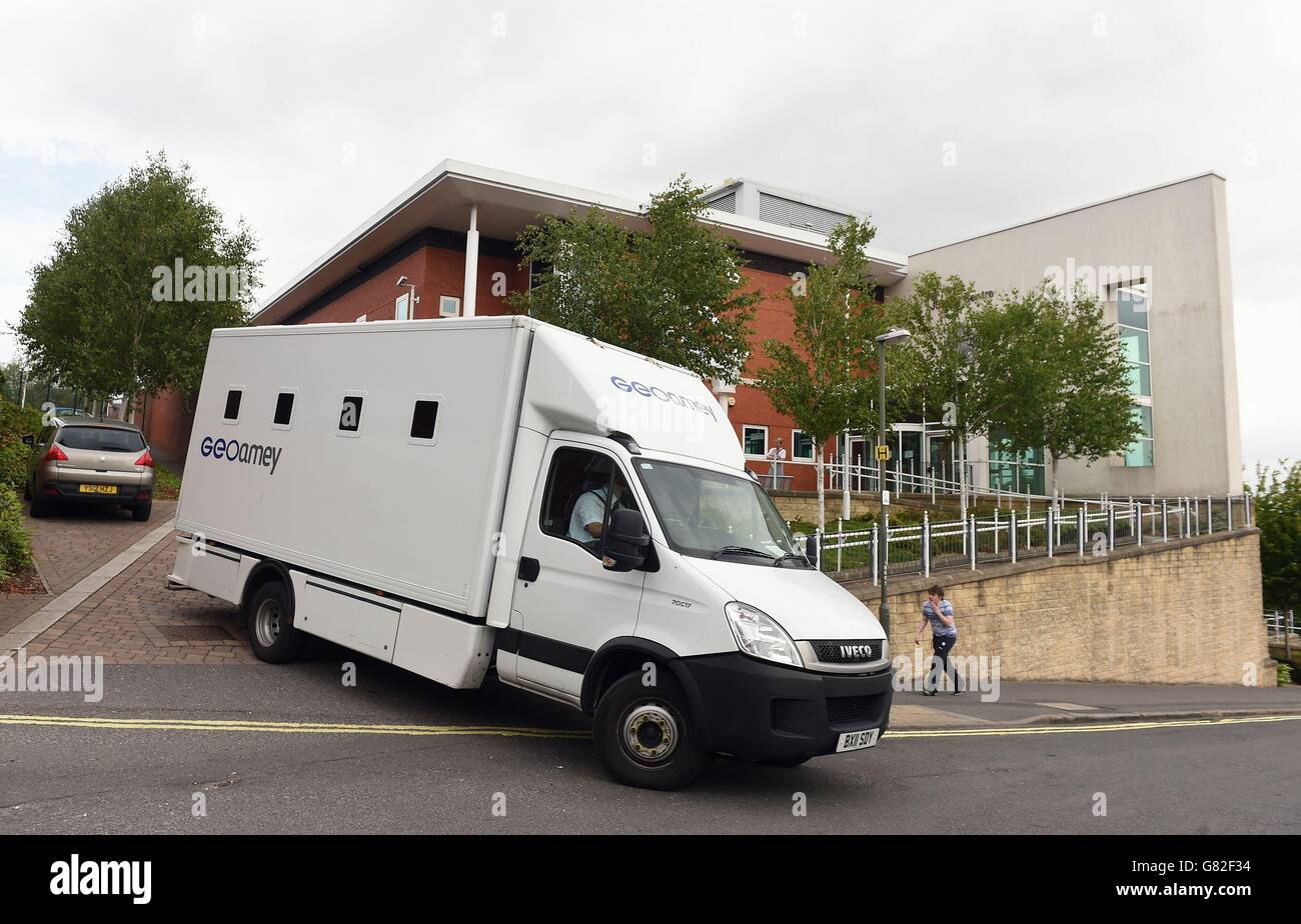 Ein Sorgerecht-Van, von dem angenommen wird, dass er Peter Eyre, 43, Anthony Eyre, 21 und Simon Eyre, 24, trägt, verlässt das North East Derbyshire & Dales Magistrates Court in Chesterfield. Die drei Mitglieder derselben Familie, die wegen Mordes an zwei Teenagern und einem Baby in einem Hausbrand angeklagt sind, wurden in Gewahrsam genommen. Stockfoto