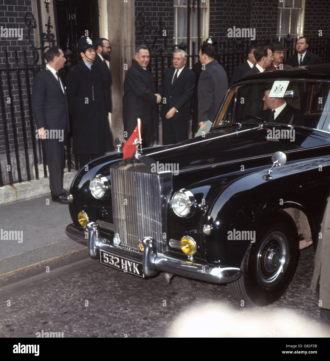 Premierminister Harold Wilson teilt sich die Hände mit dem sowjetischen Premierminister Alexei Kosygin, als er zu einer Konferenz in der Downing Street 10 eintrifft. Stockfoto