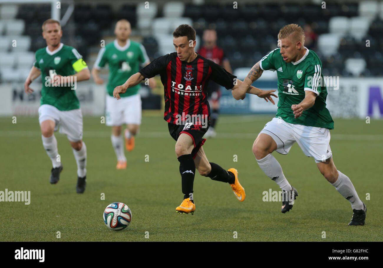 Paul Heatley von Crusaders und Aleksei Shirokov von FC Levadia kämpfen während der Champions League, der ersten Qualifikationsrunde in Seaview, Belfast, um den Ball. Stockfoto