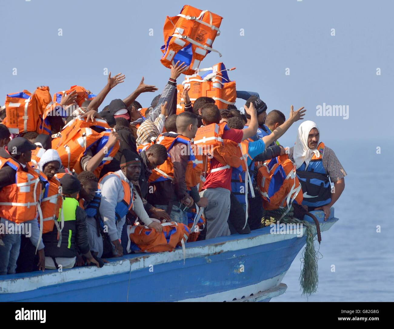 Boot Rast Auf Strand Zu Badegäste Halten Die Flüchtlinge Fest Die Wahren Helden Des Strandes - w4p50x6