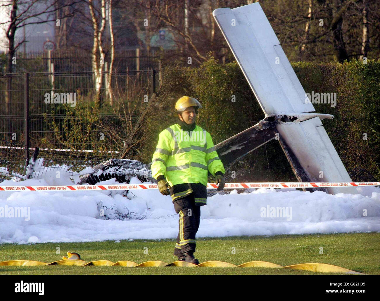 Die Überreste eines leichten Flugzeuges, das abgestürzt ist. Der Pilot eines leichten Flugzeuges gelang es, aus seinem brennenden Flugzeug zu entkommen, nachdem es in Spielfelder stürzte, die knapp das Inverary Estate vermissten. Stockfoto