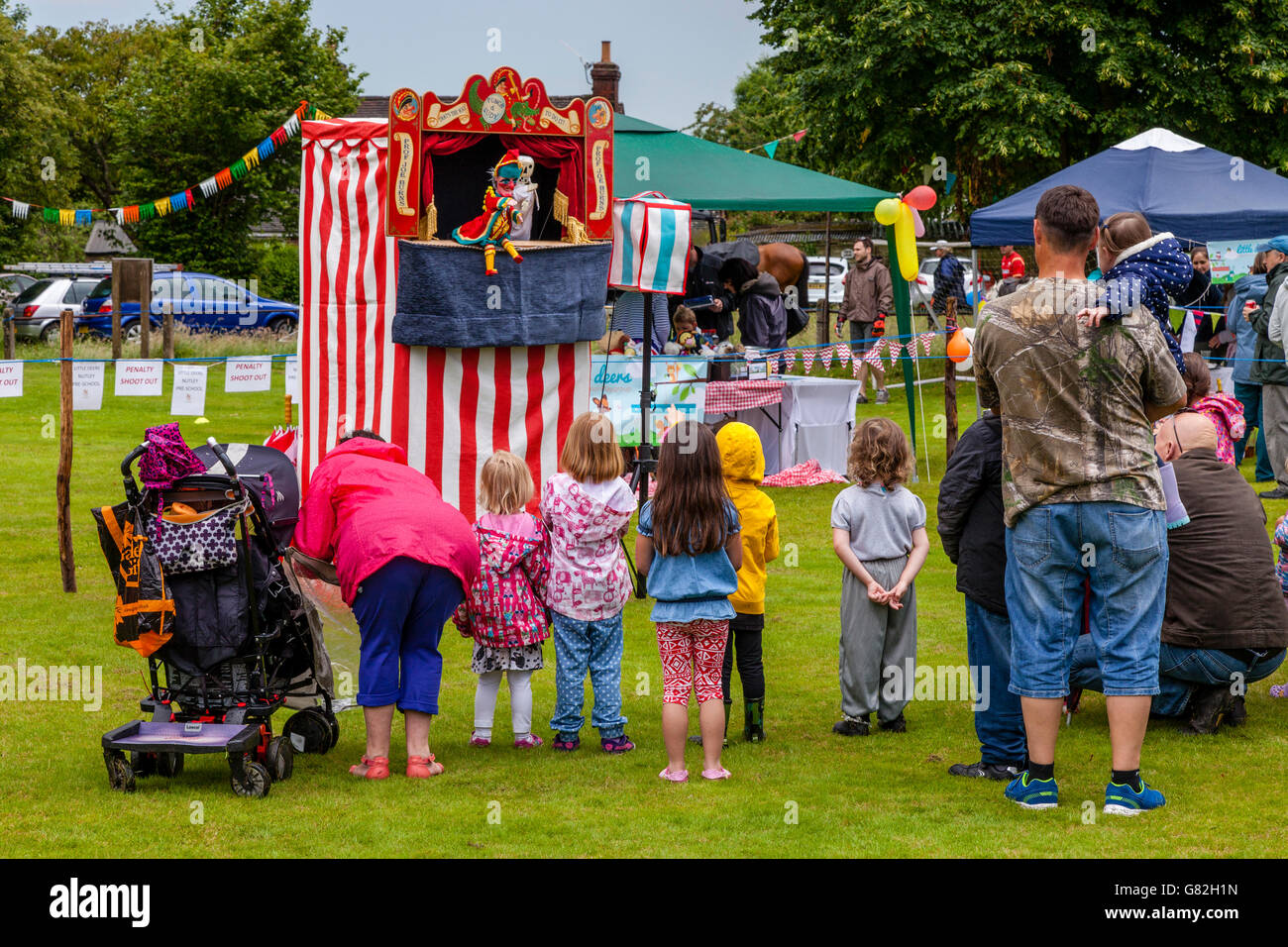 Leute zu beobachten, eine traditionelle Punch und Judy Show am jährlichen Dorffest In Nutley, East Sussex, UK Stockfoto
