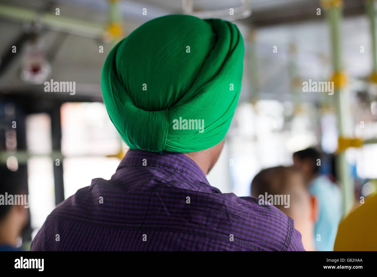 Junge Erwachsene indische Sikh Mann mit Turban Stockfoto