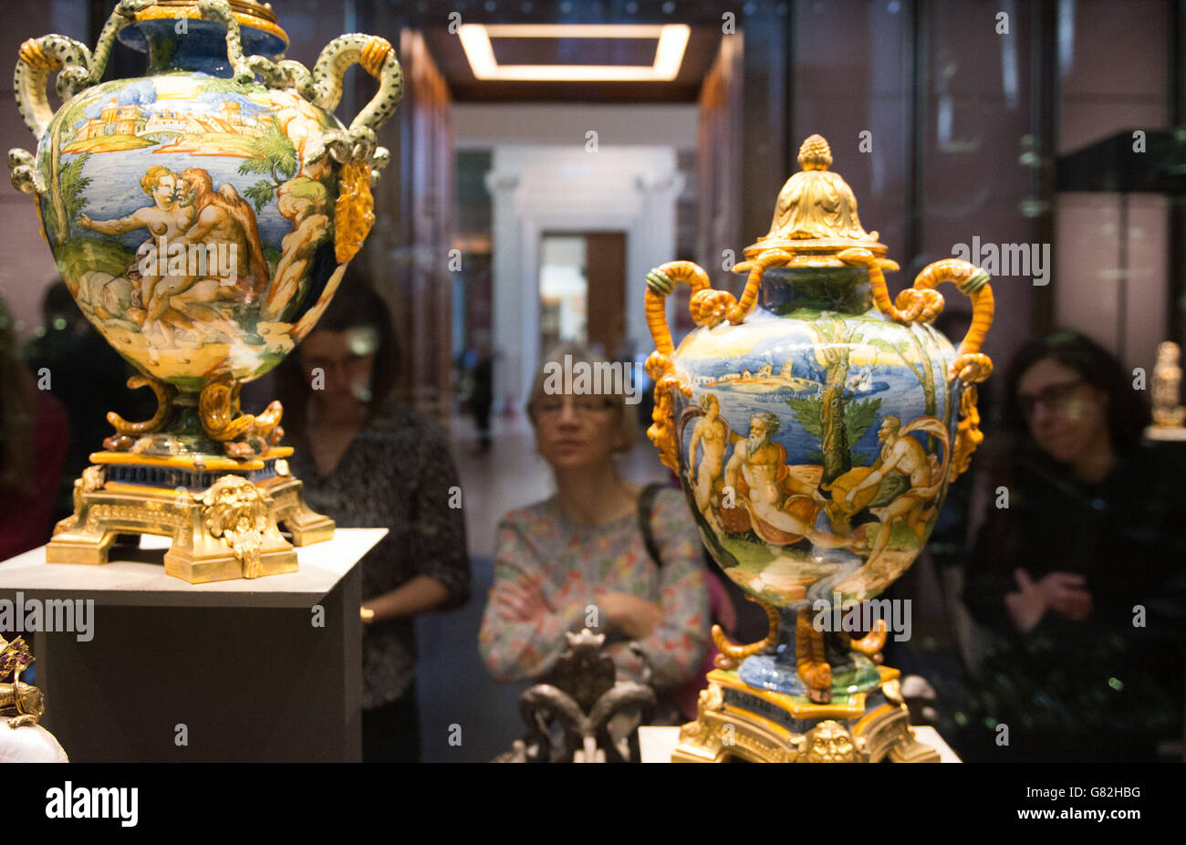 Gegenstände, die Teil der neu eröffneten Dauerausstellung des Waddesdon Bequest von Baron Ferdinand de Rothschild im Jahr 1898 sind, werden im British Museum in London ausgestellt. Stockfoto