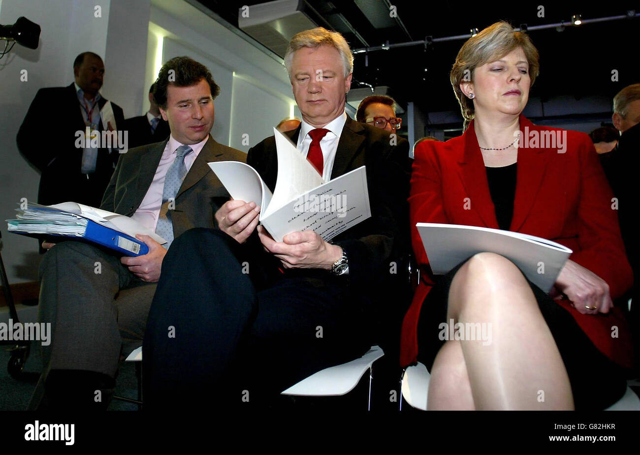 Oliver Letwin, David Davies und Thresa May auf der heutigen Pressekonferenz, auf der Michael Howard sein Parteiwahlmanifest lancierte. Stockfoto