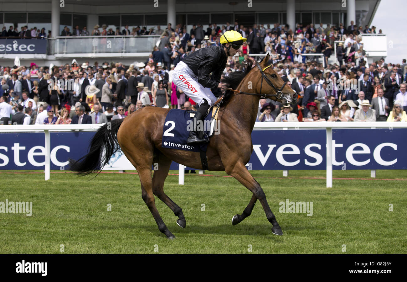 Bold Lass unter dem Jockey George Baker tritt am Ladies Day des Investec Derby Festivals 2015 auf der Epsom Racecourse, Epsom, vor dem Princess Elizabeth Stakes (gesponsert von Investec) auf. Stockfoto