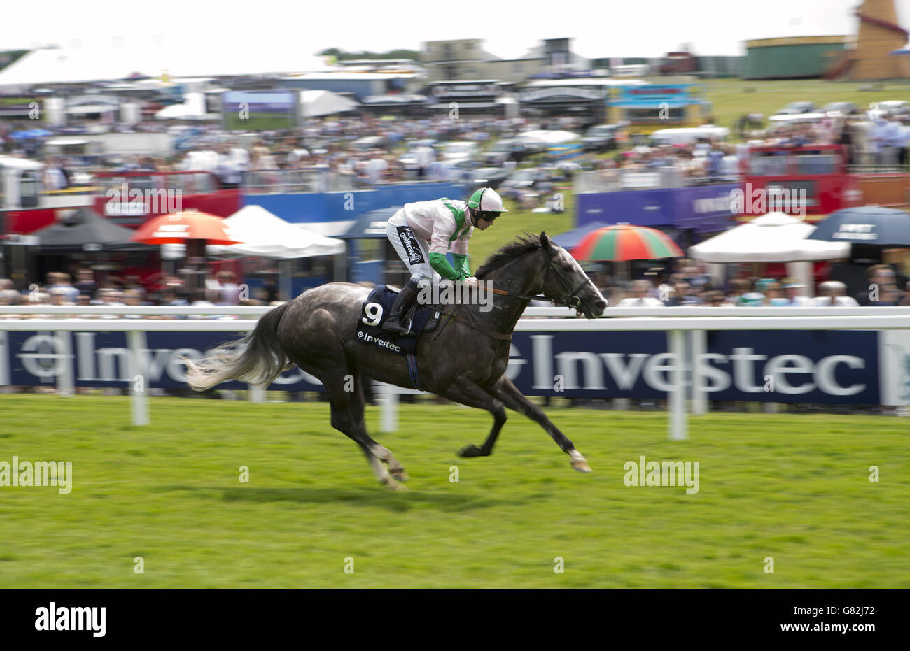 Victoria Regina, die von Jockey Jim Crowley während der Prinzessin Elizabeth Stakes (gesponsert von Investec) am Ladies Day des Investec Derby Festivals 2015 auf der Epsom Racecourse, Epsom, geritten wurde. Stockfoto