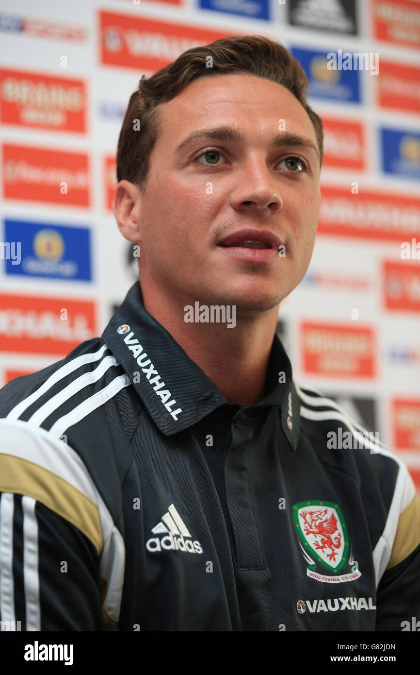 Wales' James Chester im Rahmen einer Pressekonferenz im The Vale Resort, Hensol. Stockfoto