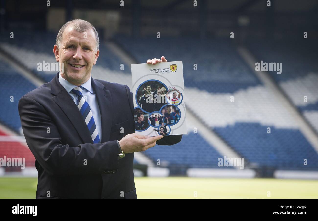 Stewart Regan, Chief Executive des Scottish Football Association, nach der jährlichen Mitgliederversammlung des Scottish Football Association im Hampden Park, Glasgow. Stockfoto