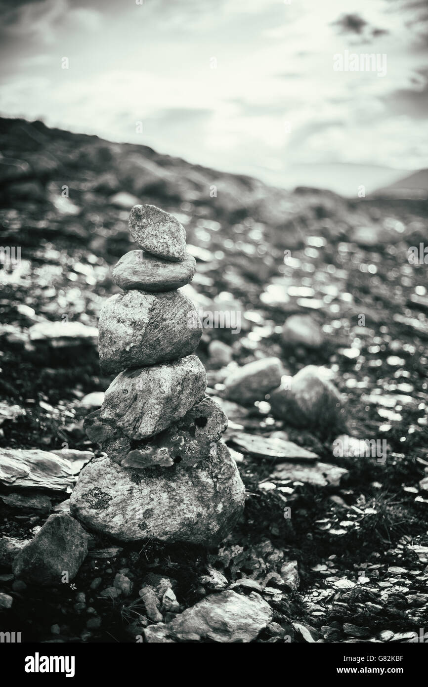 Stapel von Steinen Steinen auf unscharfen Hintergrund im norwegischen Bergen, Norwegen-Natur. Stockfoto