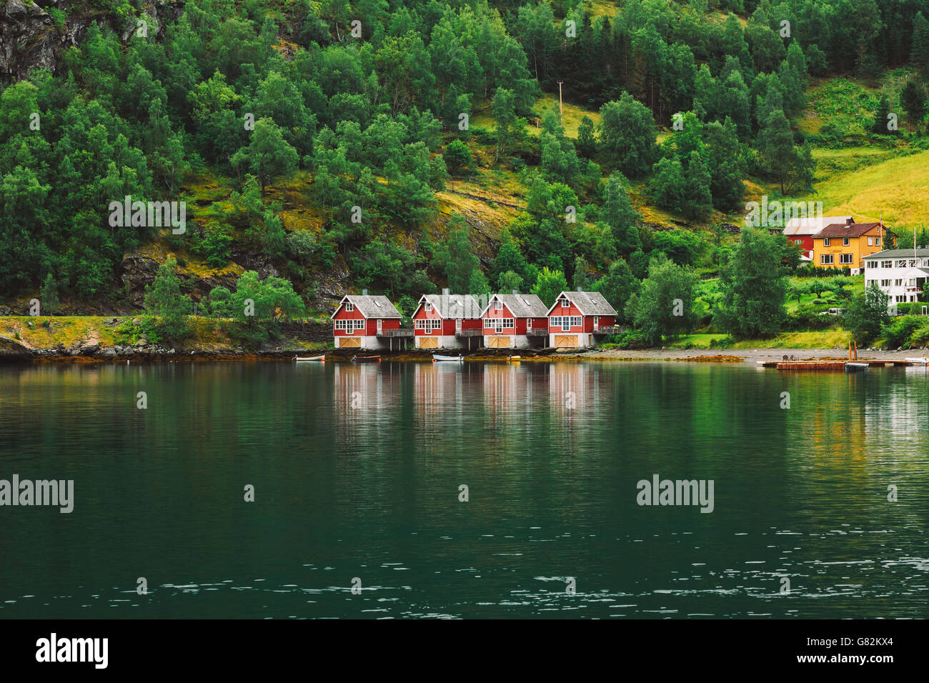 Roten hölzerne Docks In Stadt von Flam, Westseite des tief im Fjord Norwegen. Wald und Wasser-Hintergrund. Kopieren Sie Raum. Sognefjord Por Stockfoto