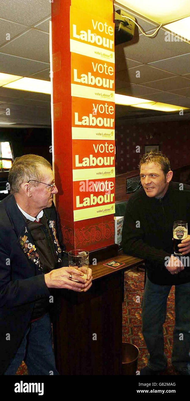 Zwei Gentleman genießen ein Bier unter den Plakaten der Arbeiterkampagne im Trimdon Village Labor Club. Stockfoto