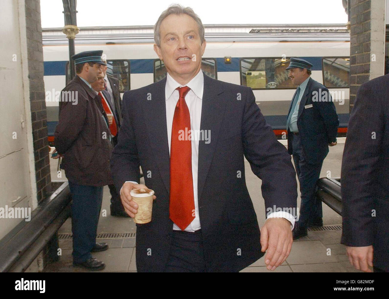 Tony Blair kommt am Bahnhof Wellingborough mit einer Tasse Kaffee an, den er am Bahnhofbuffet gekauft hat. Stockfoto