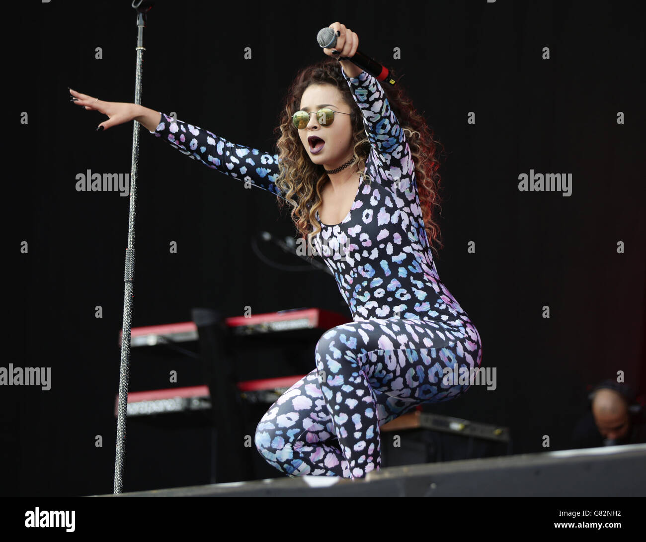 Ella Eyre tritt auf der Hauptbühne beim Isle of Wight Festival in Seaclose Park, Newport, Isle of Wight auf. DRÜCKEN SIE VERBANDSFOTO. Bilddatum: Samstag, 13. Juni 2015. Das Foto sollte lauten: Yui Mok/PA Wire Stockfoto