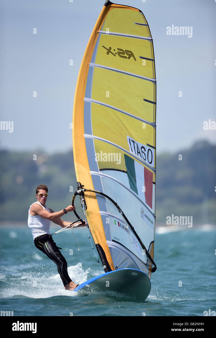 Der Italiener Danielle Benedetti tritt am sechsten Tag des ISAF Sailing World Cup in Weymouth beim Herren-Windsurfen an. Stockfoto