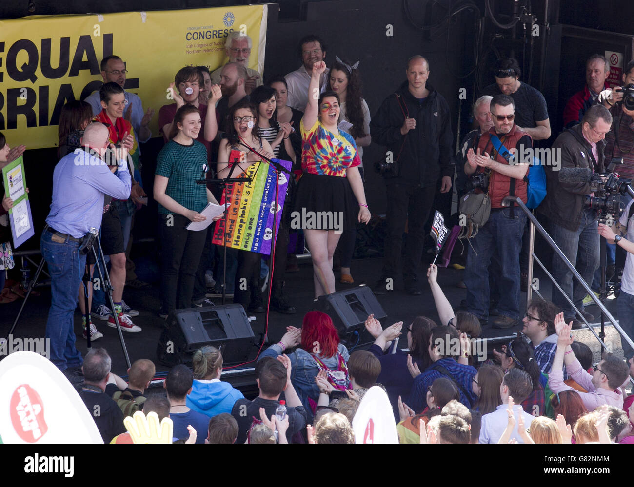 Vertreter des Hazelwood Integrated College, der Gruppe „Gay Straight Whatvever“ und des Shimna Integrated College, der Gruppe „Gay Straight Alliance“ sprechen bei einer Kundgebung in Belfast vor den Aktivisten, um ihre Unterstützung für die Gleichstellung der Ehe zu demonstrieren. Stockfoto