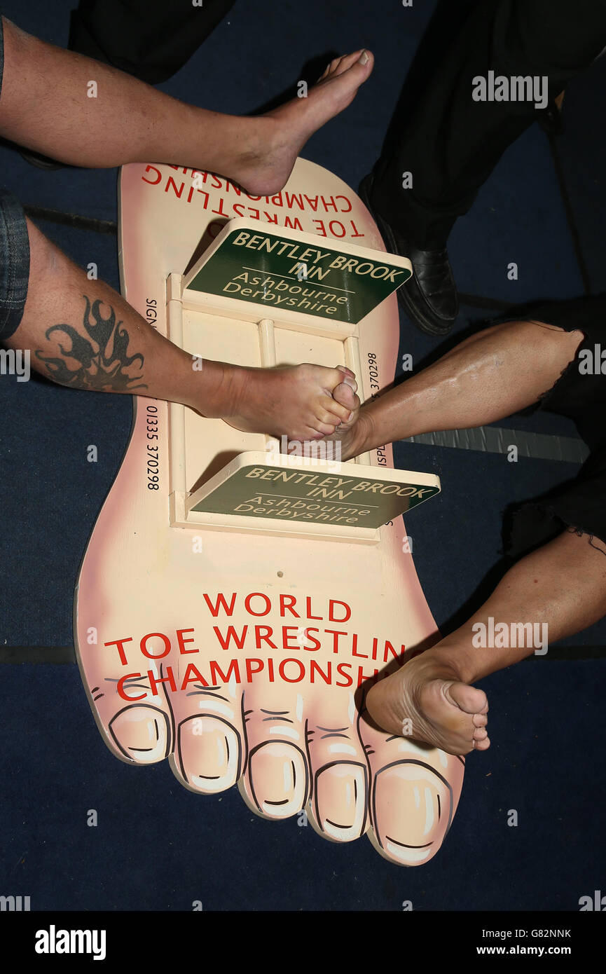 Sport - World Toe Wrestling Championship 2015 - Bentley Brook Inn. Eine allgemeine Ansicht von zwei Personen Toe Wrestling Stockfoto