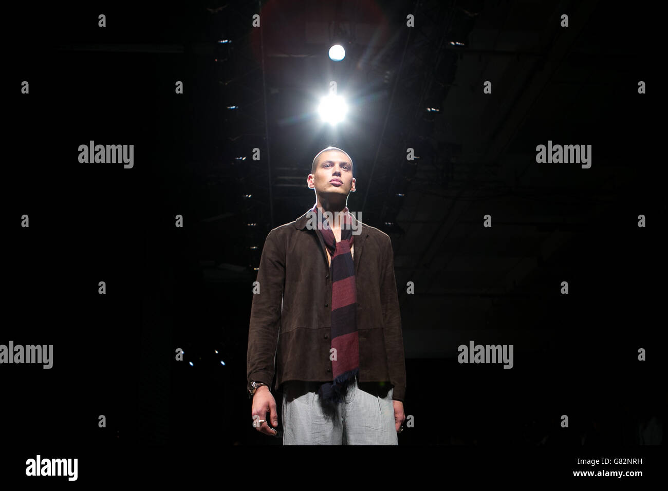 Ein Model auf dem Laufsteg bei der Oliver Spencer Modenschau während der London Collections des British Fashion Council: Men at the Old Sorting Office, London. DRÜCKEN Sie VERBANDSFOTO. Bilddatum: Samstag, 13. Juni 2015. Bildnachweis sollte lauten: Daniel Leal-Olivas/PA Wire Stockfoto