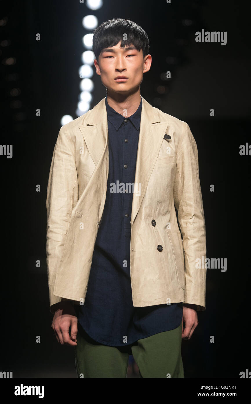 Ein Model auf dem Laufsteg bei der Oliver Spencer Modenschau während der London Collections des British Fashion Council: Men at the Old Sorting Office, London. DRÜCKEN Sie VERBANDSFOTO. Bilddatum: Samstag, 13. Juni 2015. Bildnachweis sollte lauten: Daniel Leal-Olivas/PA Wire Stockfoto