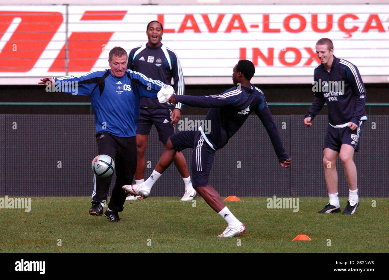 Graeme Souness, Managerin von Newcastle United, stellt sich einer Herausforderung Mit Shola Ameobi während des Trainings Stockfoto