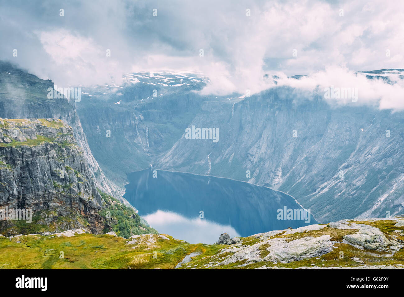 Wunderschönen norwegischen Bergen und blauen Tiefen See. Natur von Norwegen. Reisen und Wandern. Malerische Aussicht. Niemand. Skandinavien. Stockfoto