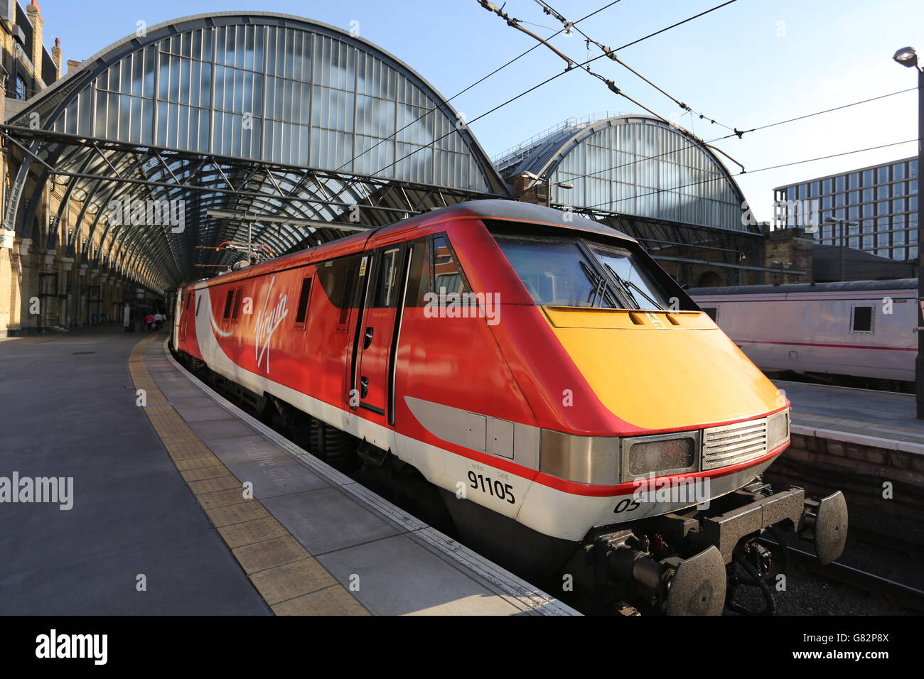 Eine Virgin East Coast Zug an King's Cross Station in London. Stockfoto